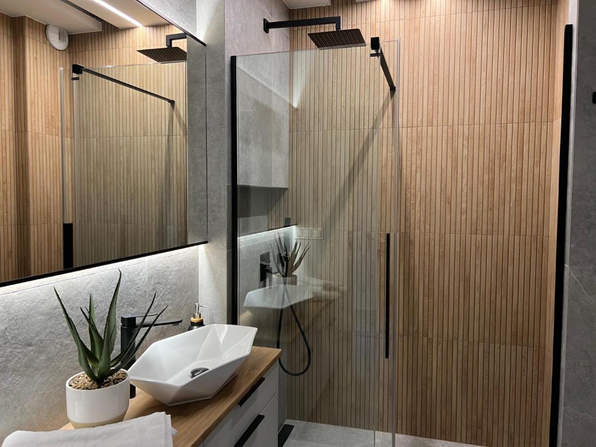 Family & Business Elegant Apartments Ul Lotnicza Centrum Galeria Korona - 1 Bedroom, Terrace, Air Conditioning, Garage - New! Kielce Ngoại thất bức ảnh